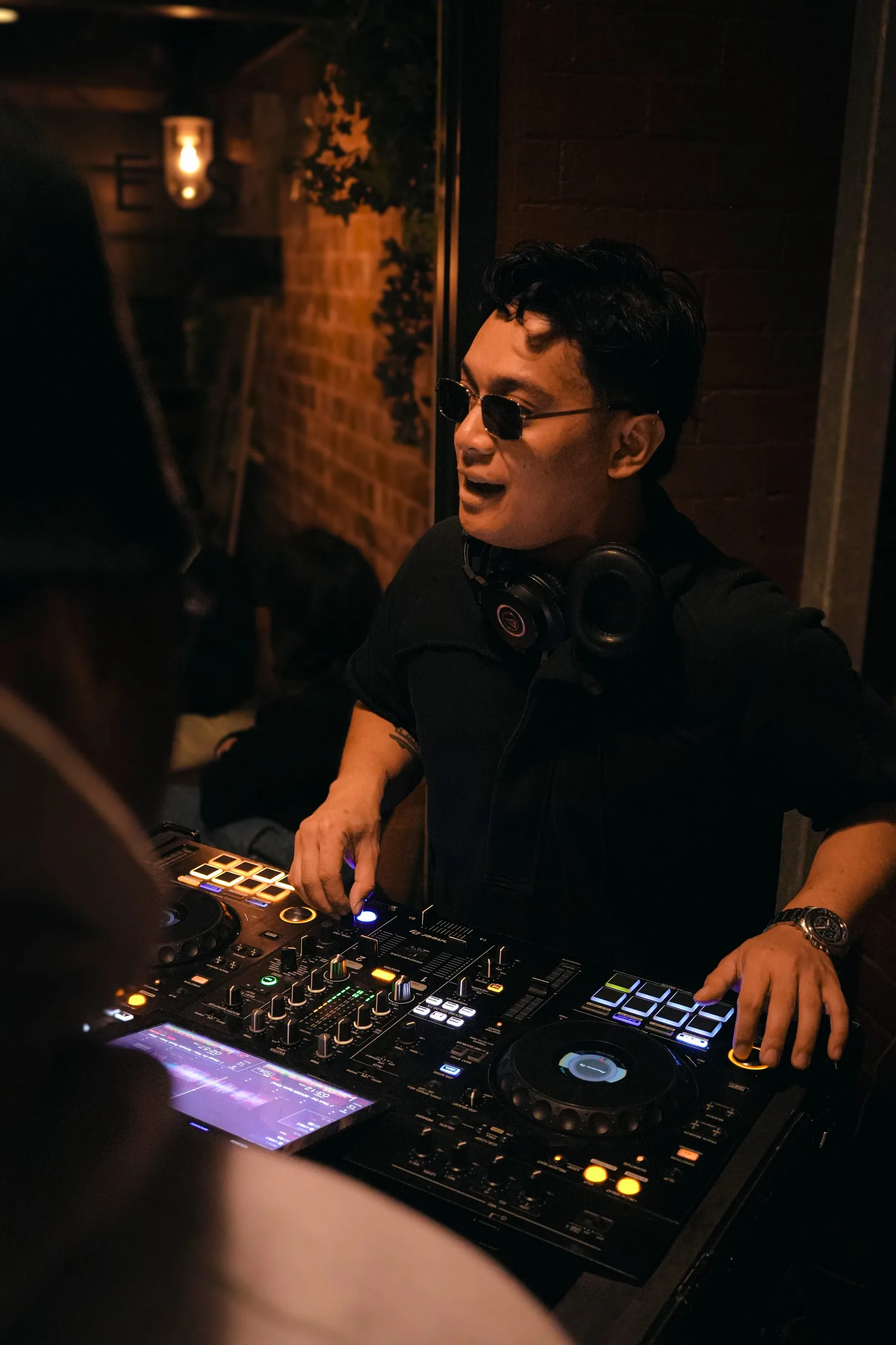 Sikuya connecting with the room during an event set
